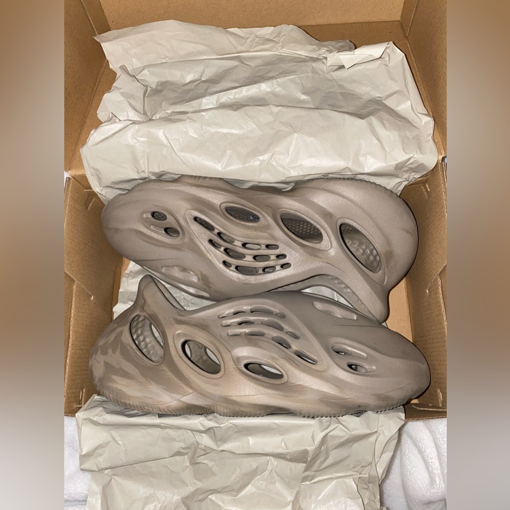 Yezzy foam runner ‘Stone Sage
